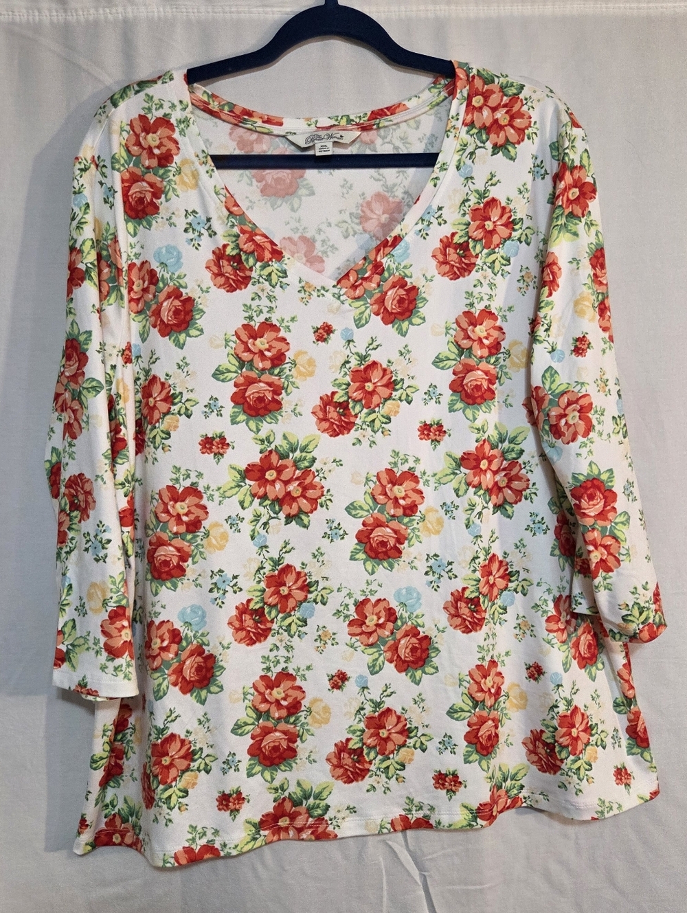 The Pioneer Woman XXL Floral V-Neck 3/4 Sleeve Top in White with Red Roses